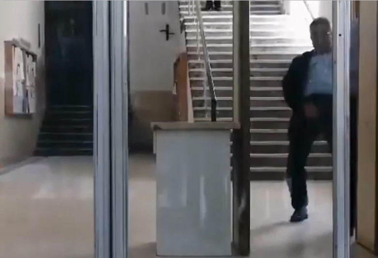 Непристојно однесување на полицаец додека го носат Боки 13 во болница