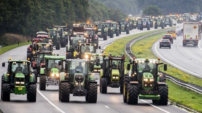 Протест: Холандските фармери направија колони од 1100 километри и го блокираа Хаг