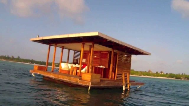 Личи на колиба на вода, но тоа што се крие под неа ќе ве остави без зборови