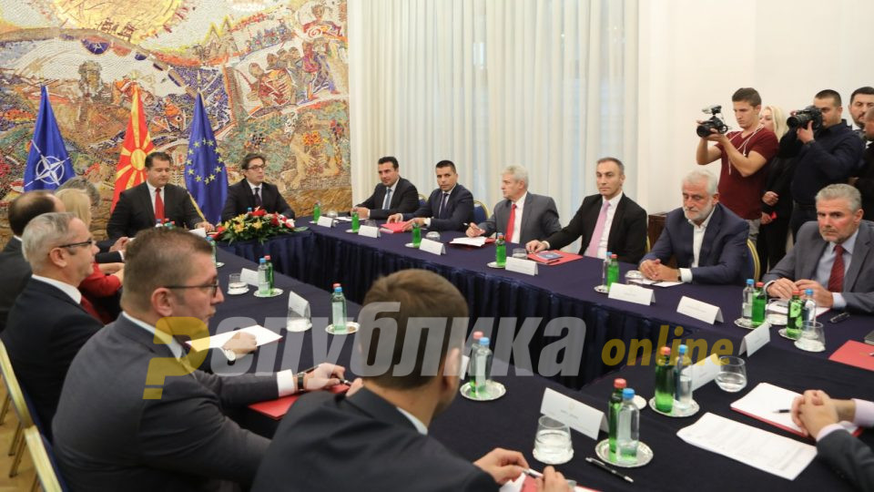 Започна лидерската средба вo вилата „Водно“, Тачи дојде ненајавено