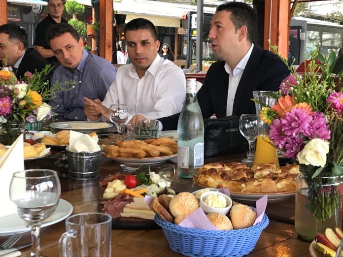 Како за бебе: Црвено-белата кампања на СДСМ започна со честење мекици