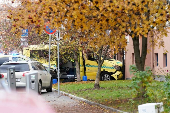 Вооружен маж со украдено возило на Брзата помош влетал во група луѓе во Осло, има настрадани