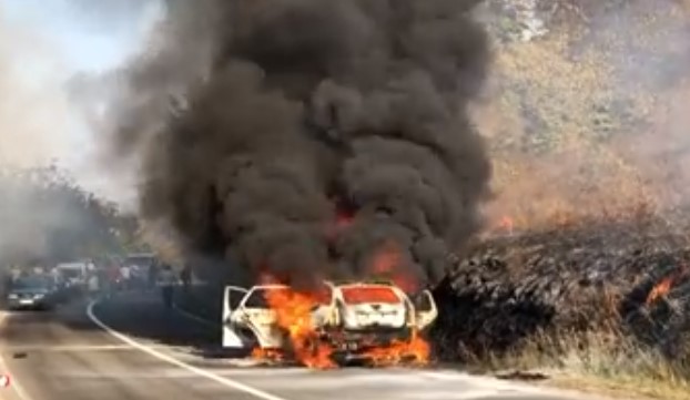 Во близина на Ниш: Целосно изгоре автомобил во кој имаше брачен пар со деца