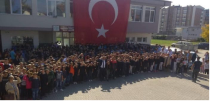 Војнички поздрав од основци и наставници во Гостивар за турската воена офанзива