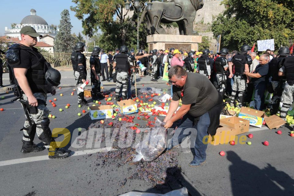 Грозје, јаболка, млеко под нозете на полицајците