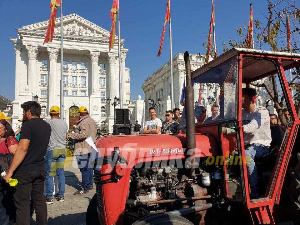 Заев и Димковски да дојдат на планина и да видат како се чуваат овци