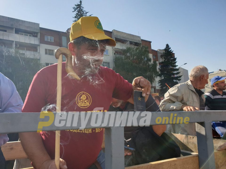 Не е партиски протест: Земјоделци, активисти на СДСМ, покажаа дека се борат за корка леб