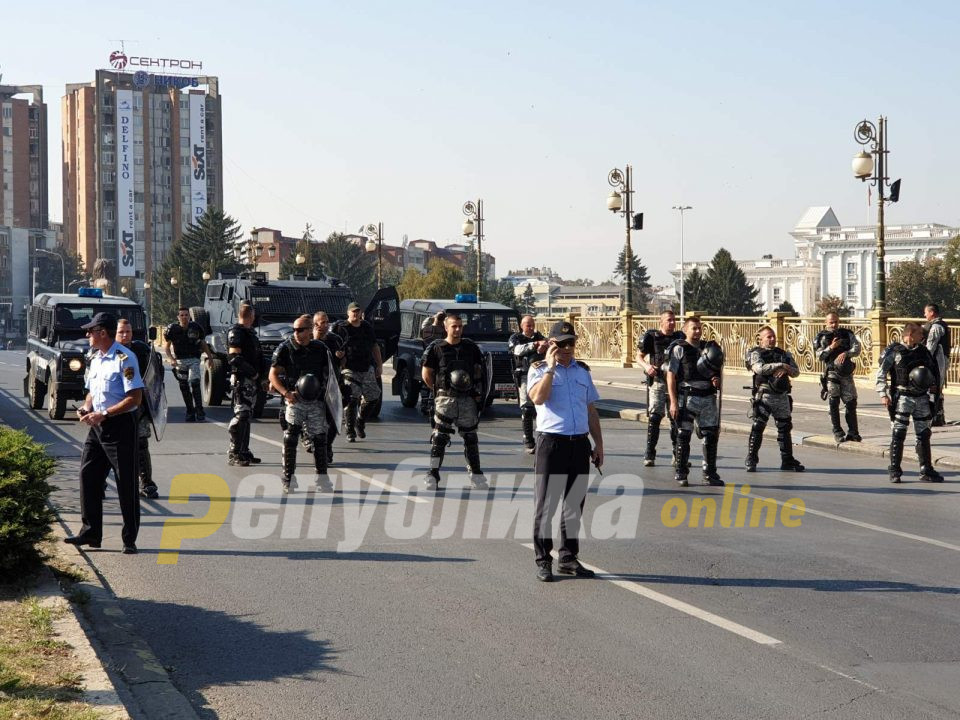 Полицијата го блокира мостот „Гоце Делчев“ – земјоделците спречени да стигнат до Владата