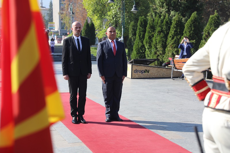 Заменик-министер и Стојанче Ангелов му се поклонија на Гоце Дечлев во име на Владата