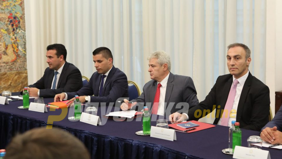 Заев решен од патот да не скршнува