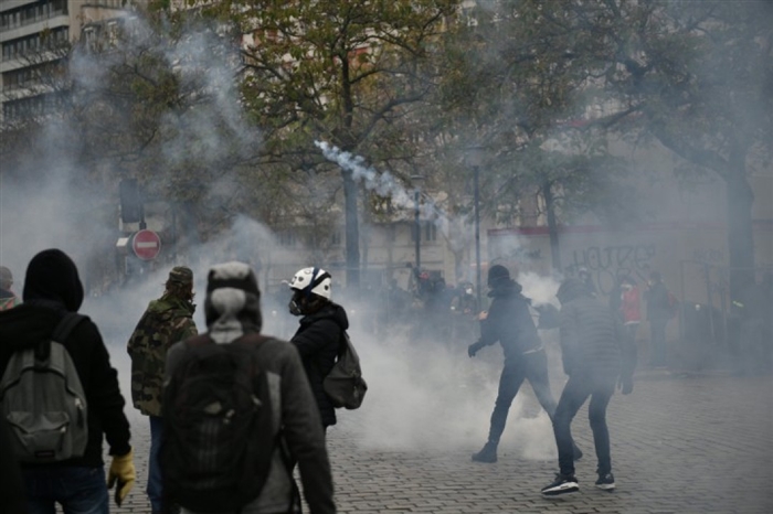 Протестите на жолтите елеци во Париз стана насилни: Полицијата употреби водени топови, солзавец и уапси 33 лица