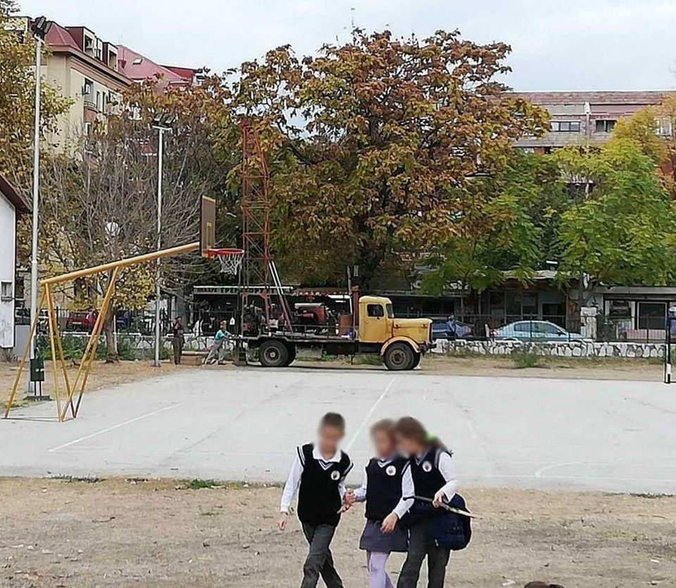 Да го спасиме дворот на Училиштето „Блаже Конески!