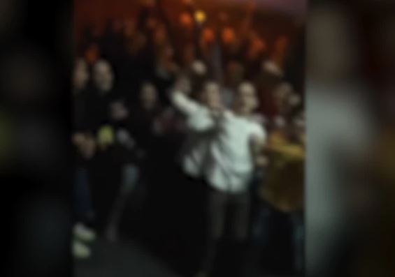 Скандалозен детски роденден: Деца пеат за „пушење к**рац“, родителите кафе пијат