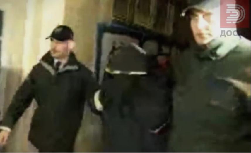 Маскирана со полициска јакна Јанева ја напушти Шутка