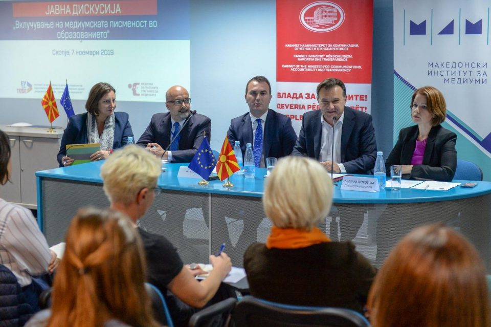 Лажни вести шири кој ќе стигне, медиумската писменост мора да се вметне во образованието