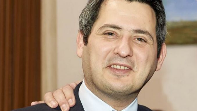 Министерот за животна средина побегна од новинарите кога го прашаа за загадувањето