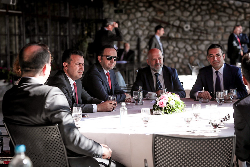 Османи: Постојат земји со двојазична банкнота и воена униформа