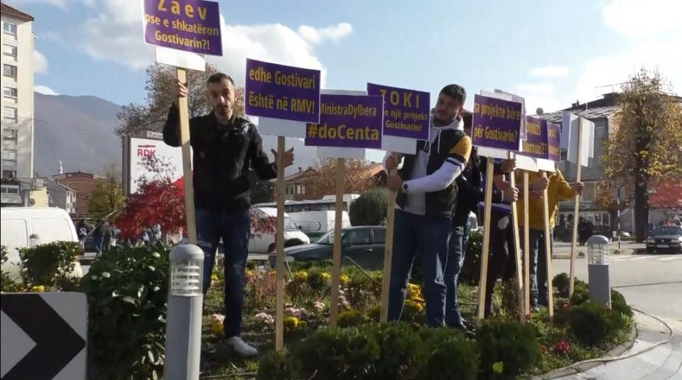 Премиерот во заминување пречекан со протести во Гостивар