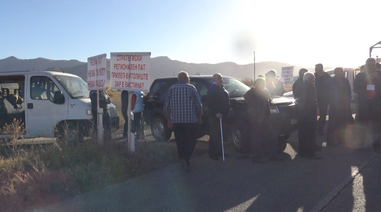 Протест на жителите на Мариово, бараат обнова на катастрофалниот и небезбеден регионалниот пат