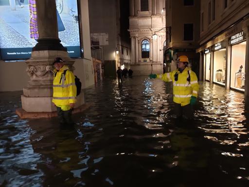 Вонредна состојба во Венеција, две лица загинаа во поплавите