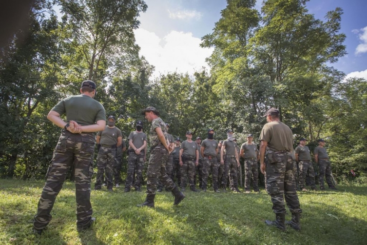 Словенија на нозе, вооруженатќа паравоена формација „Штаерска гарда“патролира по границата