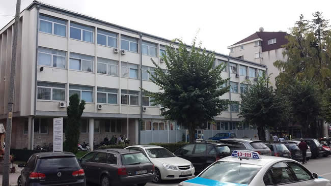 Протест на вработените во судската служба пред Основниот суд во Охрид