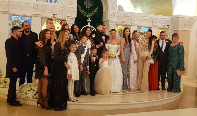 Аркан има повеќе деца од претходните бракови, ама само Ангела дојде на свадбата на Вељко и Богдана