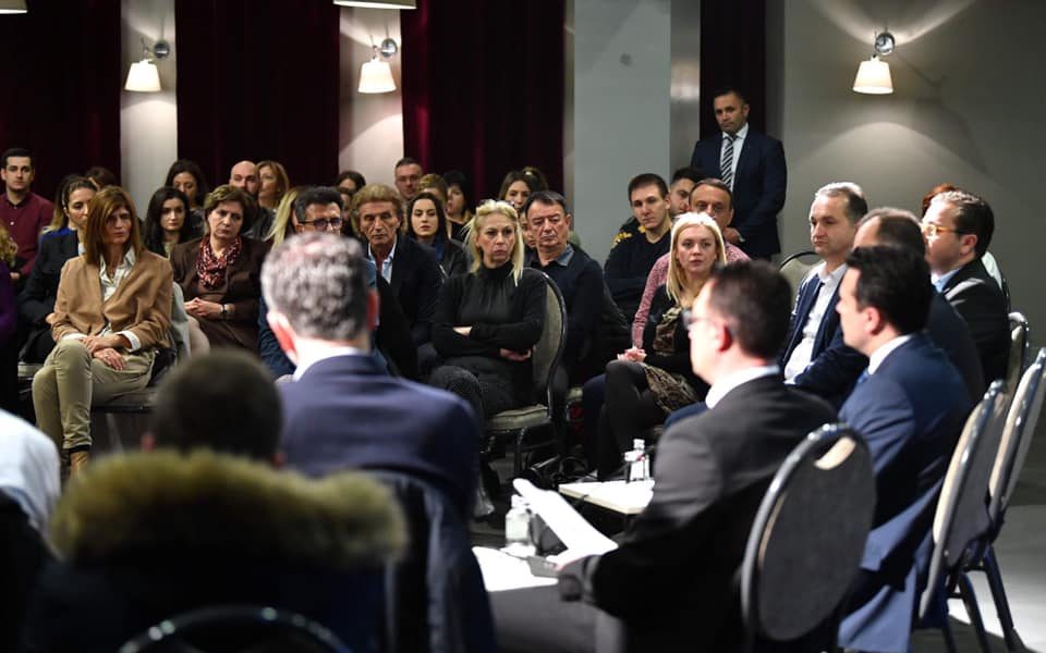 Тоа е тој грч на лицата на лекари донесени да го слушаат Зоран Заев