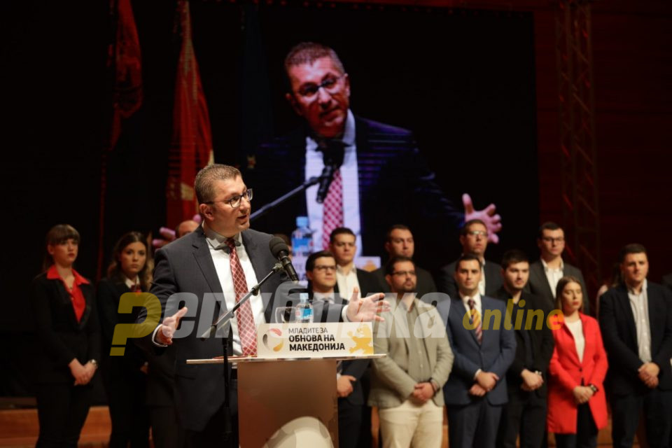 Мицкоски: Македонија одамна го нема тој луксуз да загуби уште една генерација која ќе се исели