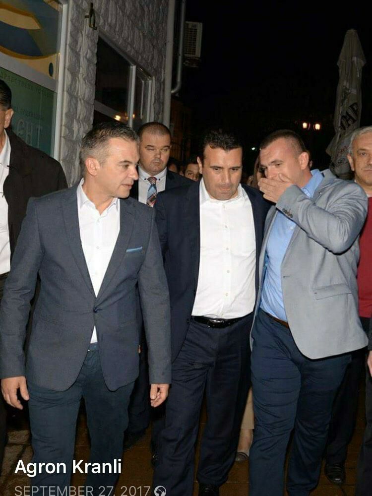 Се гушка со премиерот во заминување, па сведочи против опозицијата