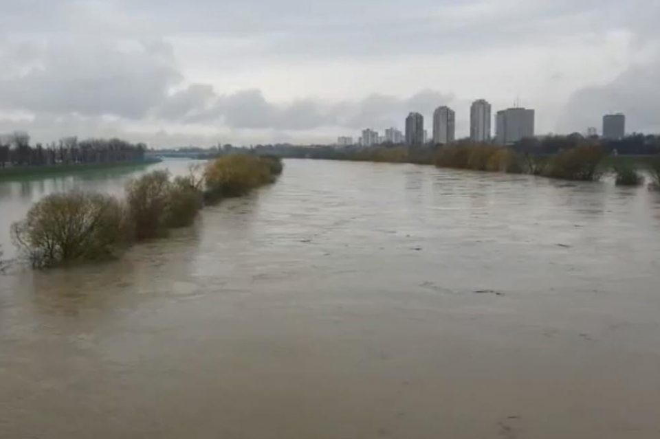 Загреб под вода: Сава се излea од коритото, црвен аларм во Хрватска