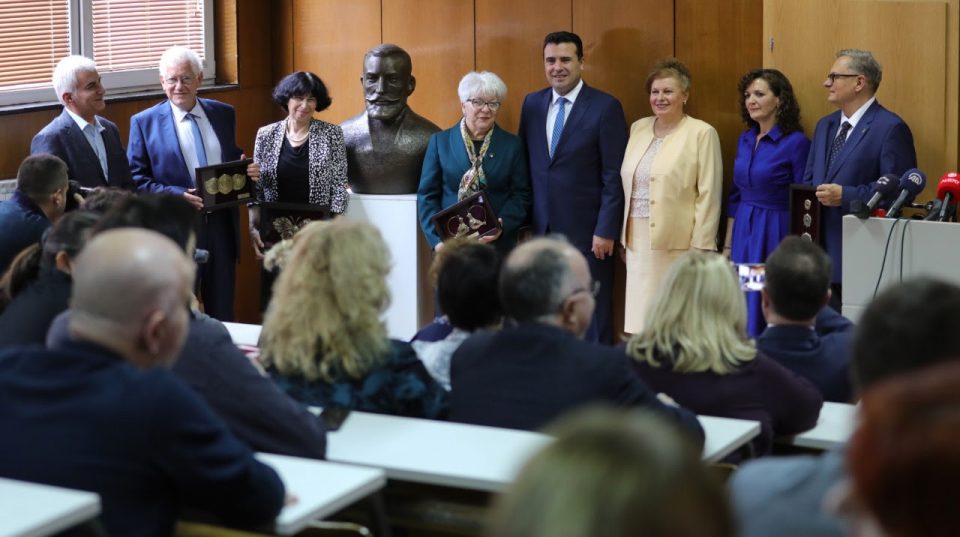 Да се засрамите сите македонисти што денес го пречекавте, му аплаудиравте, се смеевте на недоветните шеги на човекот кој го урниса статусот на македонскиот јазик