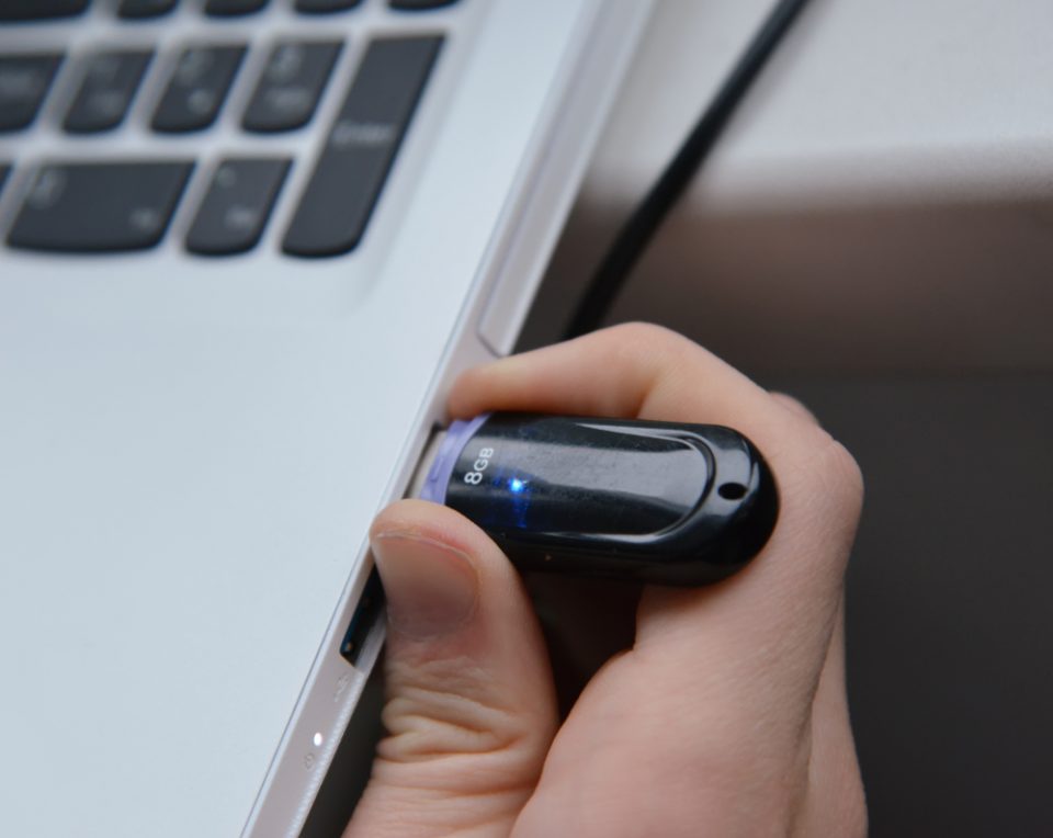 Што содржи УСБ-стикот со ознака „НСКРО 74/17“?