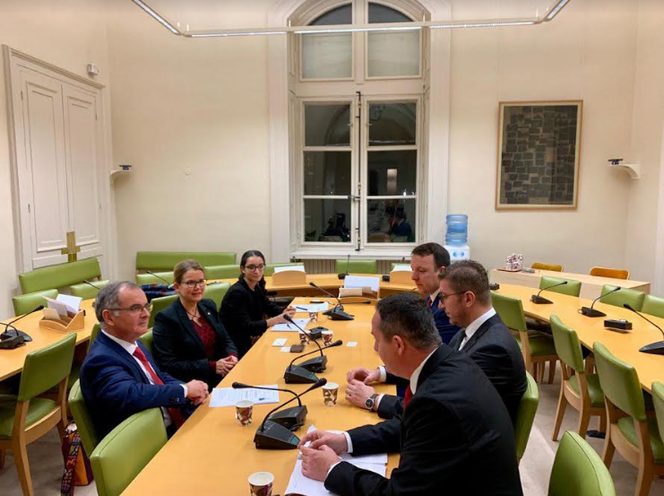 Мицкоски од Париз: Главна пречка за правдата во Македонија е премиерот на државата