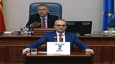 Милошоски со перформанс ги отвори пратеничките прашања: Тик-так, тик-так уште 7 дена за лажење