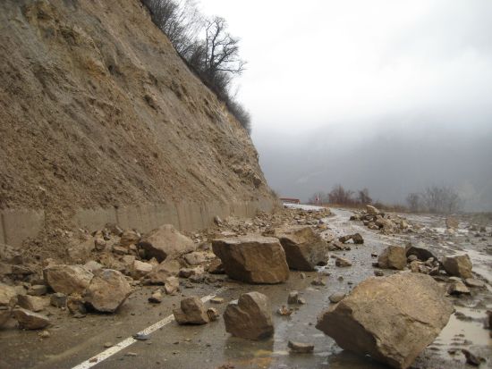 Улиците во Дебар преполни со вода, одрони од камен и земја во дебарскиот регион