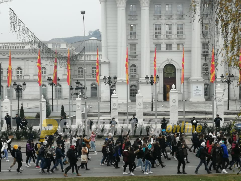 На грст стрдношколци со гас-маски нагрна полиција вооружена до заби