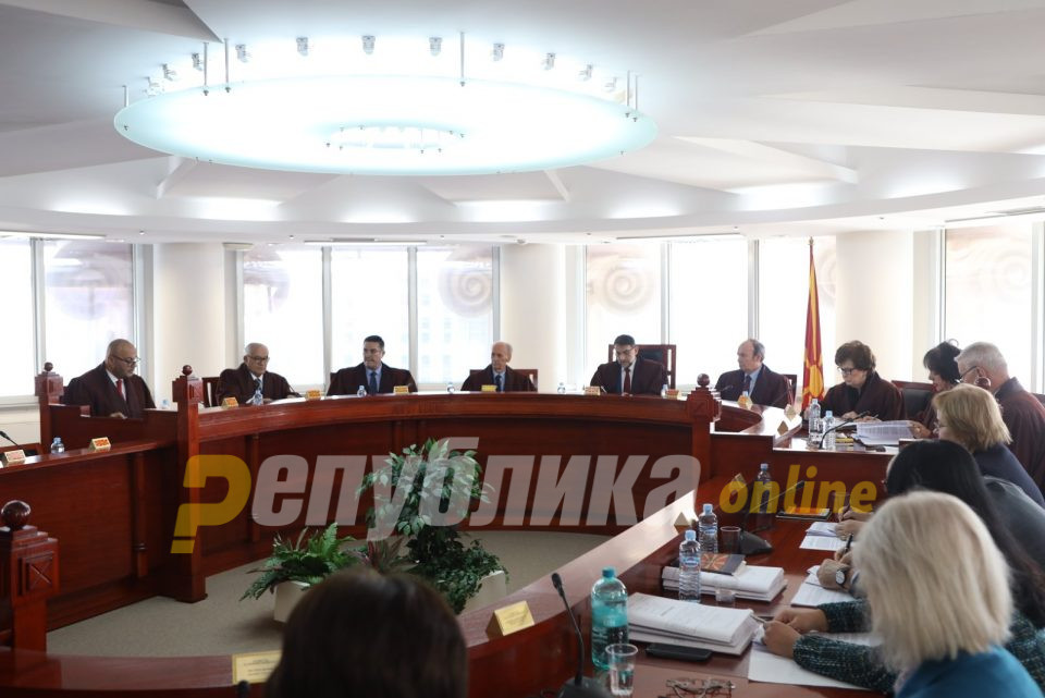 Уставен ќе ја разгледува законитоста на член 163 од Законот за банки