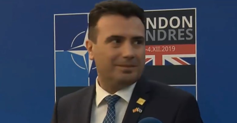 Тања коленичеше пред него, премиерот во заминување поцрвене