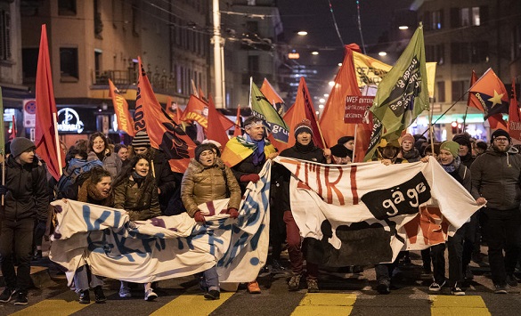 Швајцарската полиција со солзавец, водени топови и гумени куршуми против демонстрантите во Цирих