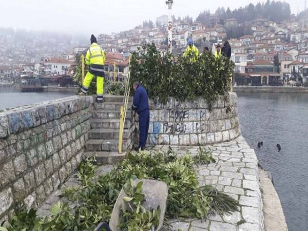 Охрид се подготвува за Водици: Украсено пристаништето и брегот