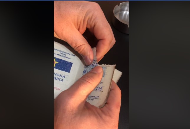 Нема правда нема мир со овој режим криминалци: Членови на СДСМ ги кинат членските книшки