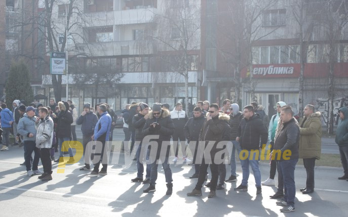 Реагираат на високите давачки: Увозниците на половни автомобили со возилата пред Владата
