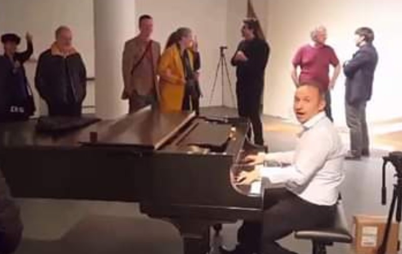 По критиките од власта: Маестро Симон Трпчески ги поздрави од Њујорк со „За многу години, Македонци“