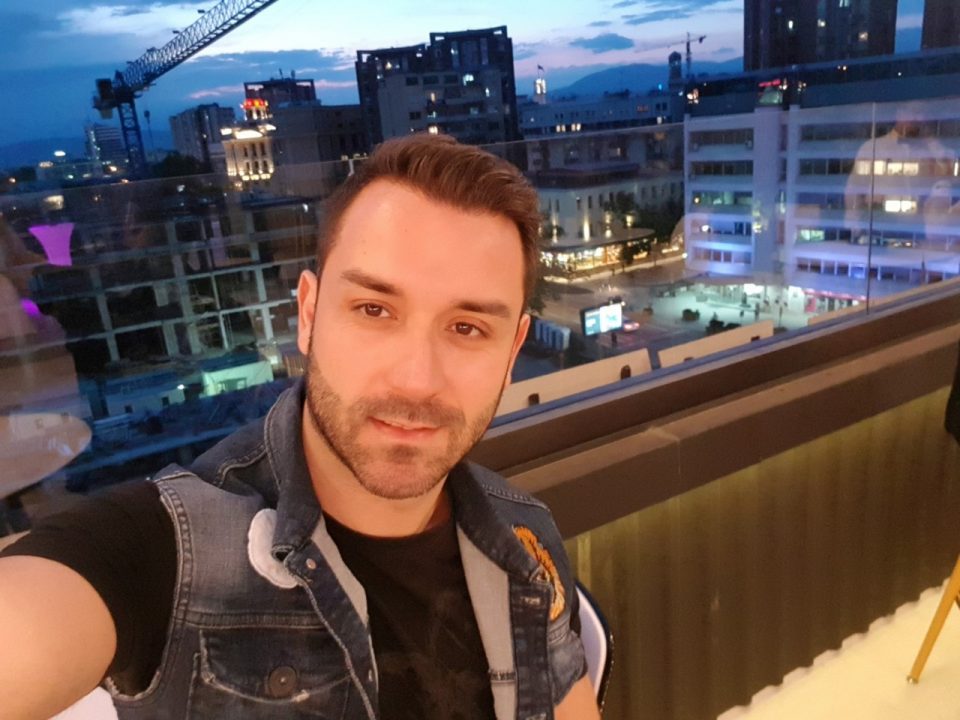 Стефан Величковски подготвува нова песна: „Остани со мене“ ќе биде објавенa на 14 февруари