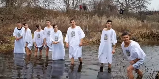 Вода до глуждови: Вака се „фрлаа“ по крстот во Владиевци