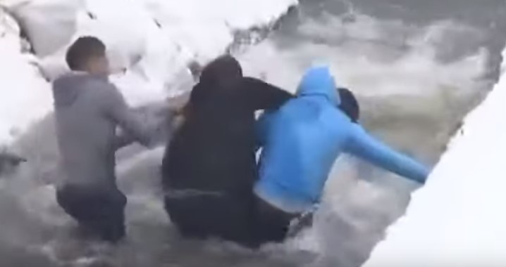 Бугари се степаа за крстот среде замрзната вода