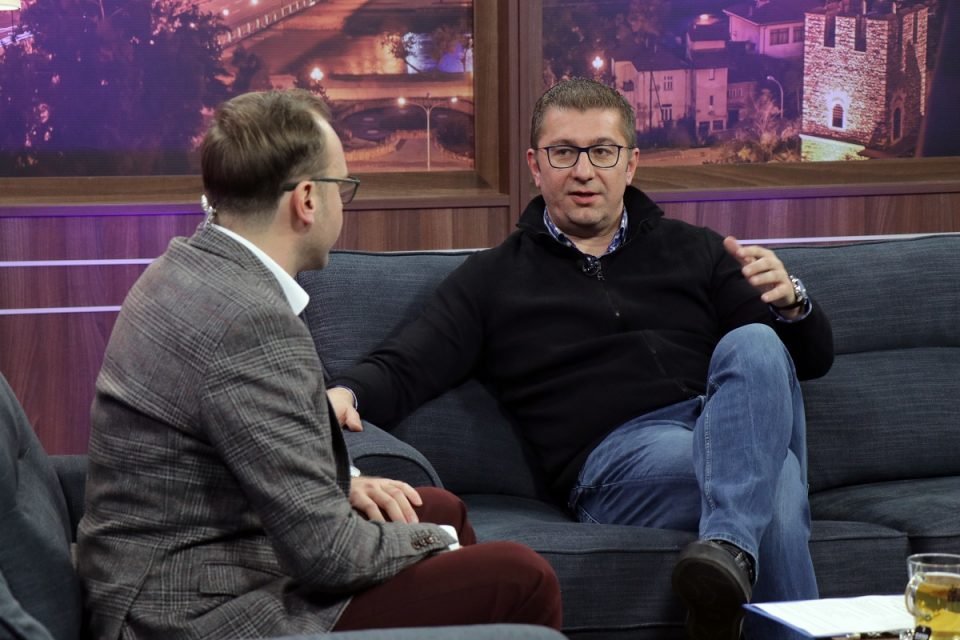 Мицкоски читаше лоши твитови и играше фудбалче, но зборуваше и за Трајковски, Преспански, Груевски…