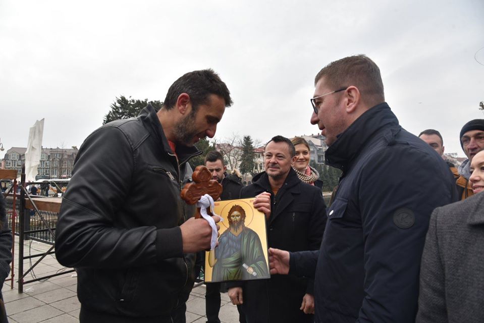 „Бог се јави!“: Мицкоски од Струга прати пораки за промени и обнова