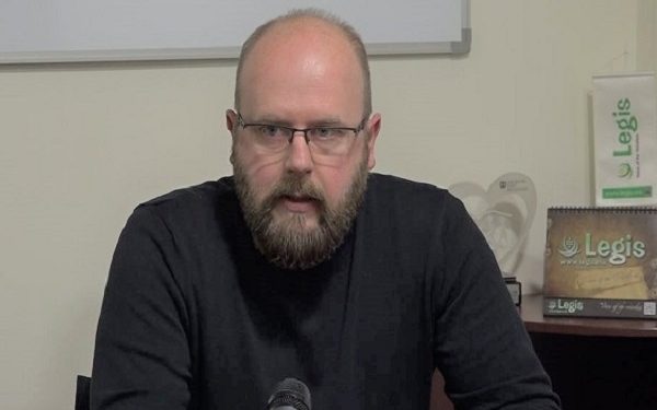 Сопругот на Мерсиха Смаиловиќ му се закани на новинарот Љупчо Златев со тужба